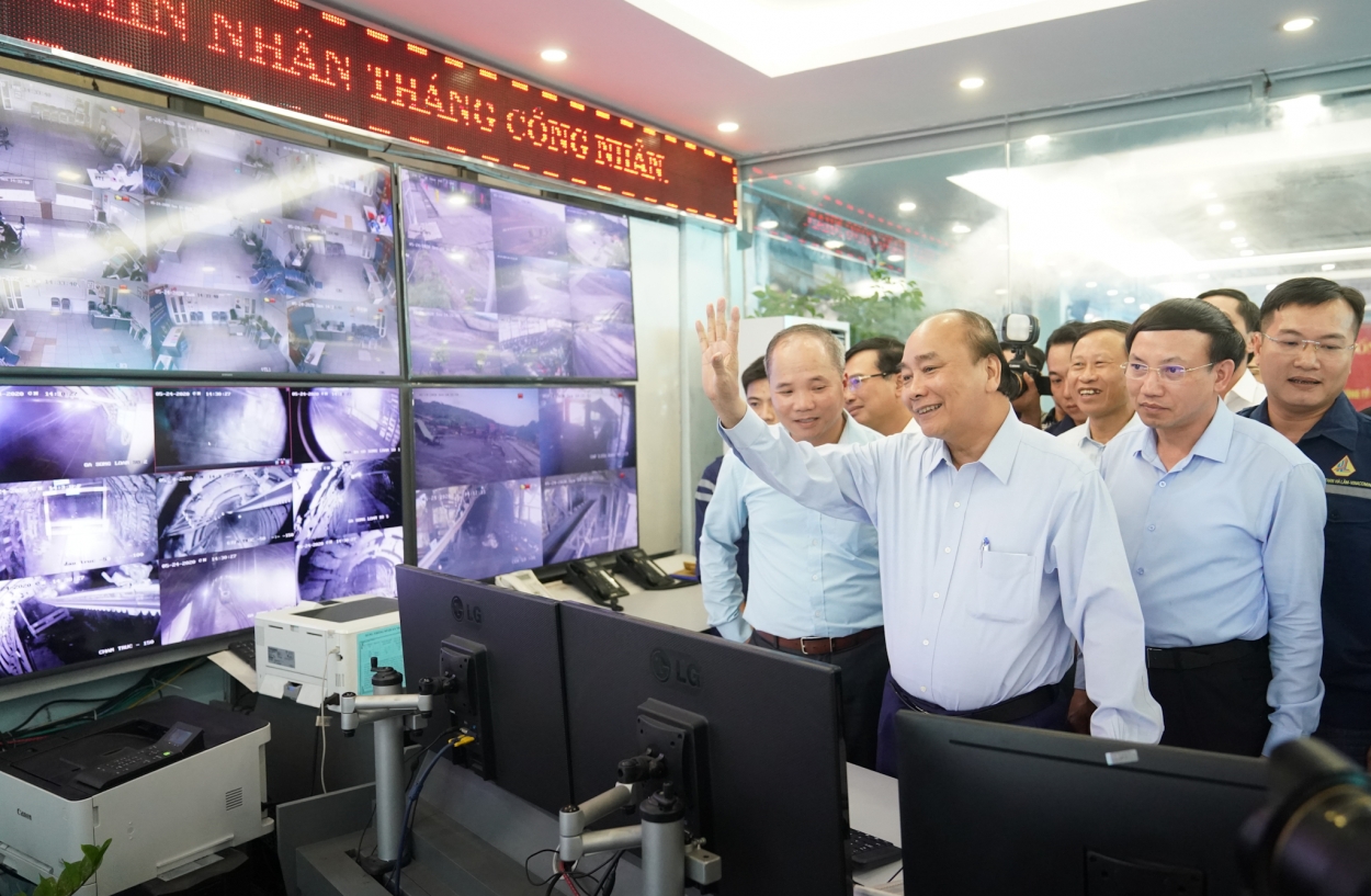 Thủ tướng Nguyễn Xuân Phúc nói chuyện trực tuyến với công nhân tại hầm mỏ