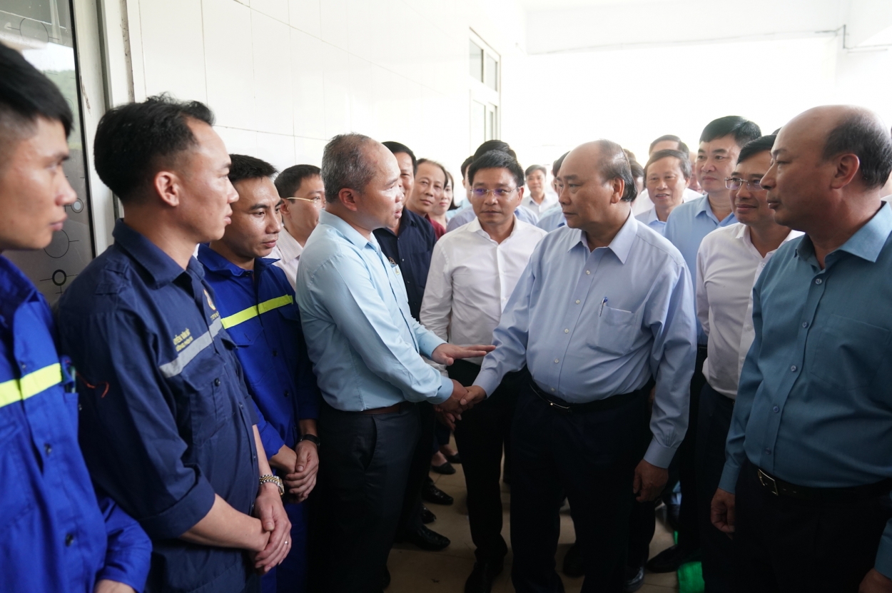 Thủ tướng thăm hỏi công nhân mỏ than Hà Lầm, tỉnh Quảng Ninh