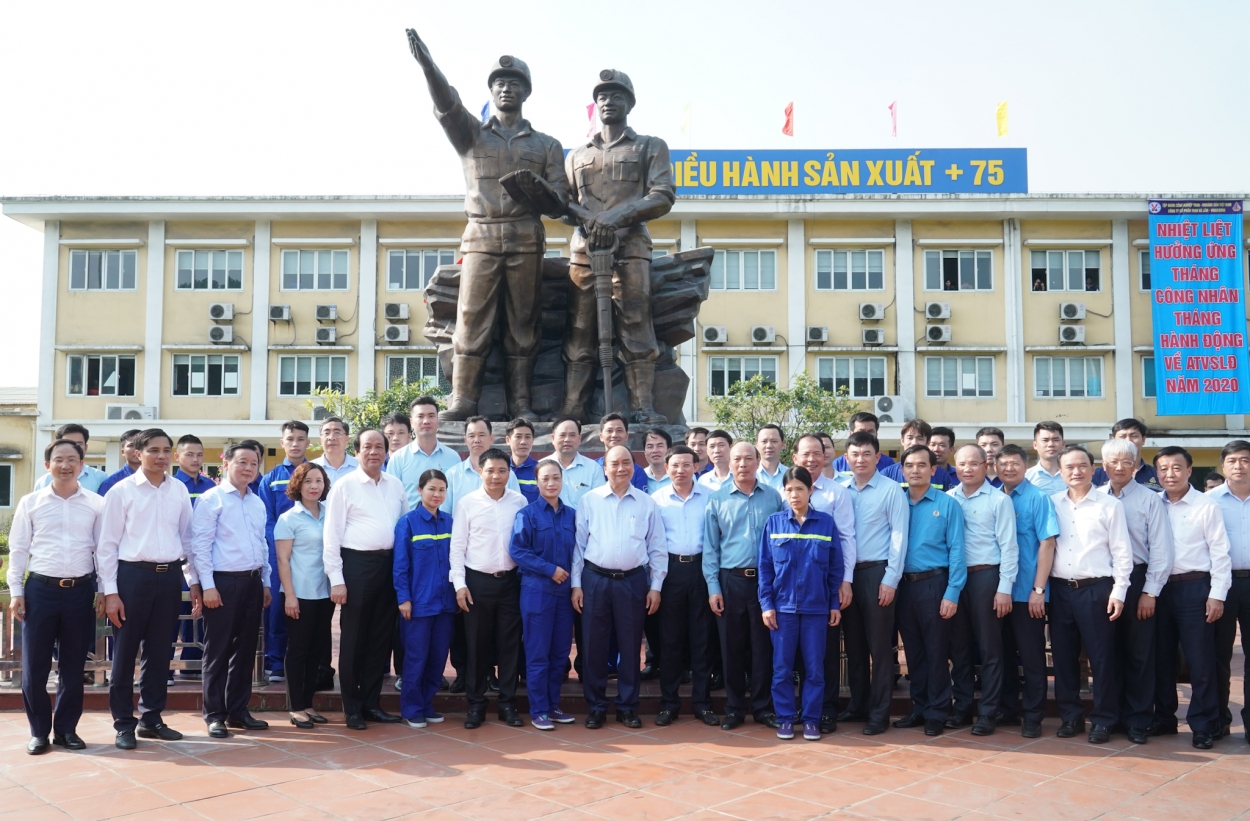 Thủ tướng Nguyễn Xuân Phúc chụp ảnh lưu niệm cùng lãnh đạo, nhân viên Mỏ than Hà Lầm