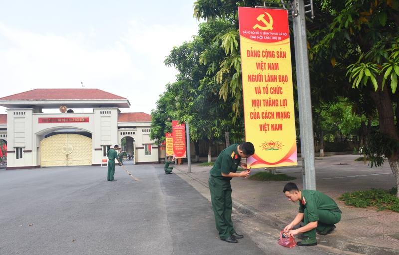Tuổi trẻ Cục Chính trị Bộ Tư lệnh Thủ đô Hà Nội tham gia lắp đặt, chỉnh trang hệ thống pano, biển bảng tuyên truyền trong cơ quan phục vụ cho Đại hội