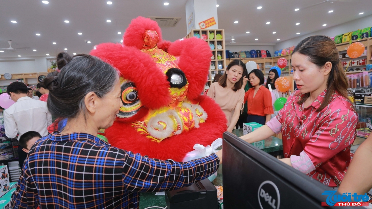 Ngay trong buổi lễ khai trương, hàng trăm lượt khách hàng và nhiều học sinh, phụ huynh đã ghé cửa hàng đề tham quan và mua sắm sách vở, tài liệu học tập