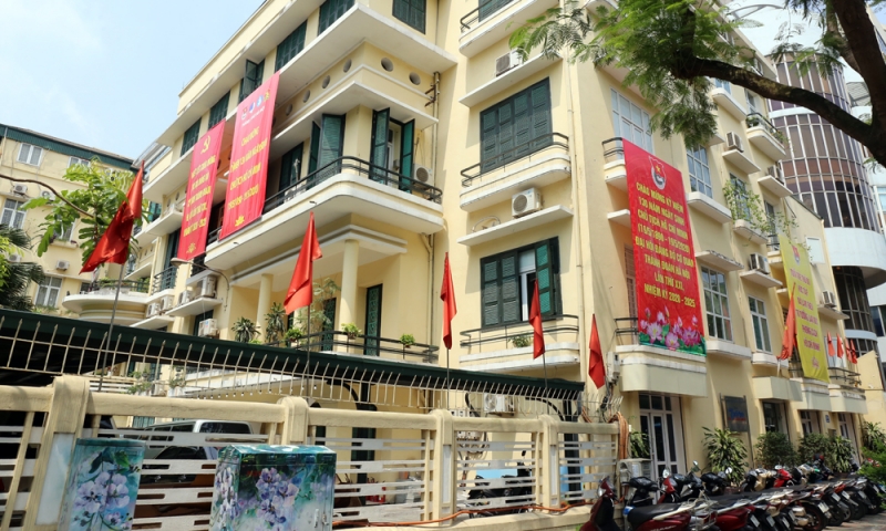 Sắc cờ đỏ rực rỡ chào mừng Đại hội Đảng bộ cơ quan Thành đoàn Hà Nội lần thứ XXI