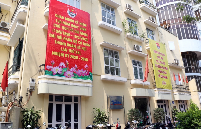 Tại Báo Tuổi trẻ Thủ đô treo banner tuyên truyền Đại hội Đảng bộ cơ quan Thành đoàn Hà Nội lần thứ XXI