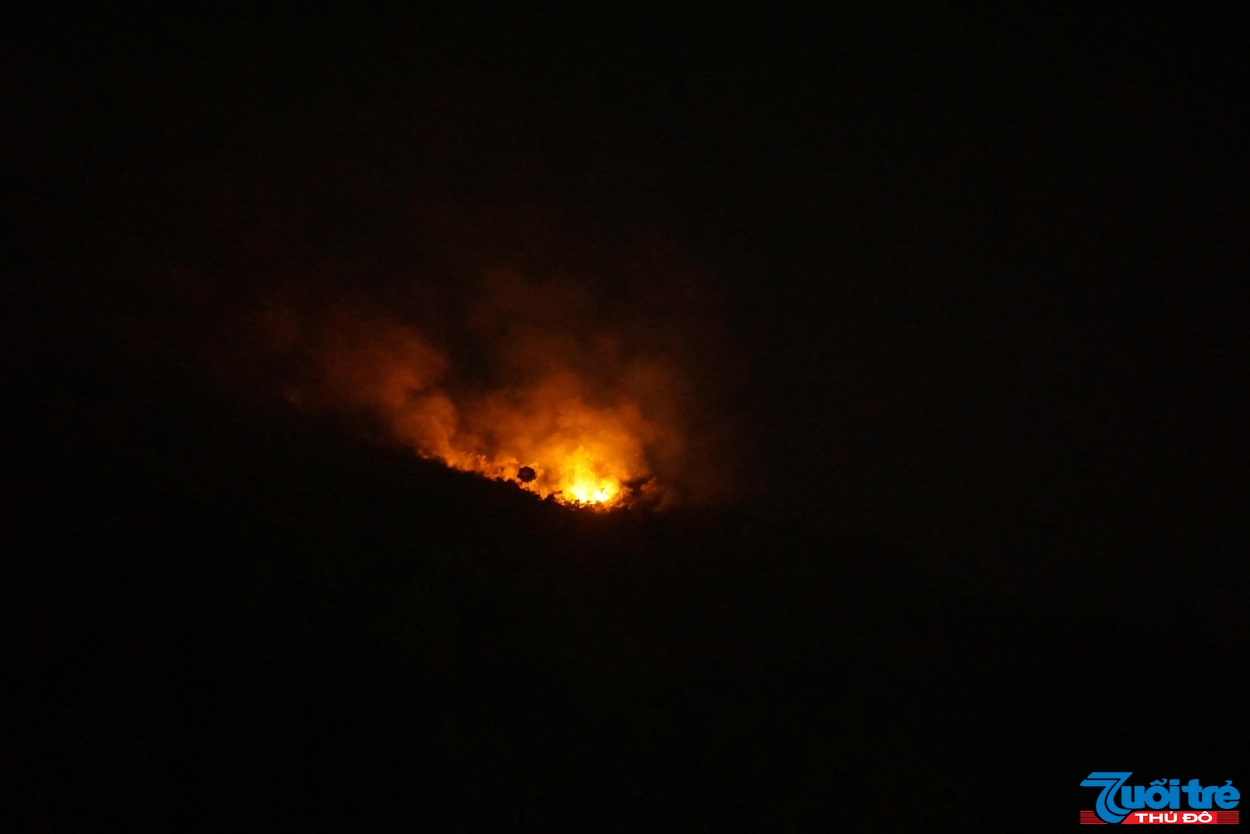 Đà Nẵng: Huy động lực lượng ngăn cháy lớn tại đỉnh Núi Sọ