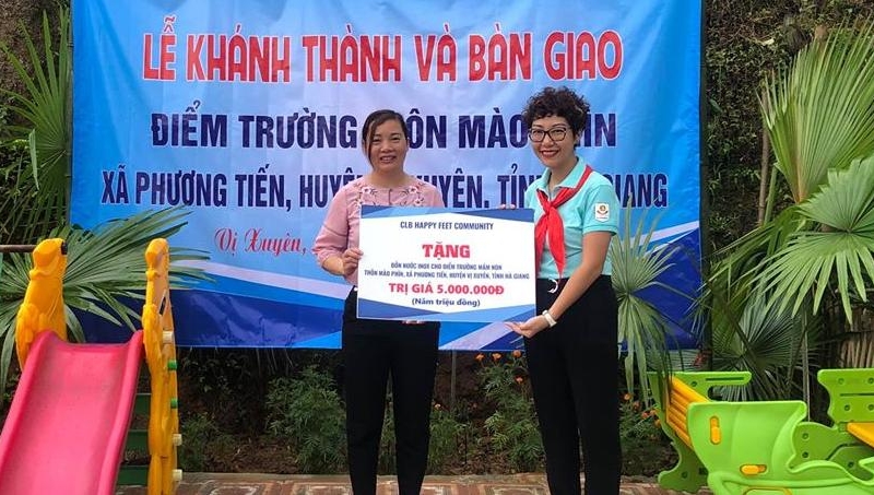 Nhiều món quà khác được trao gửi đến cô trò điểm trường Mầm non Mào Phìn