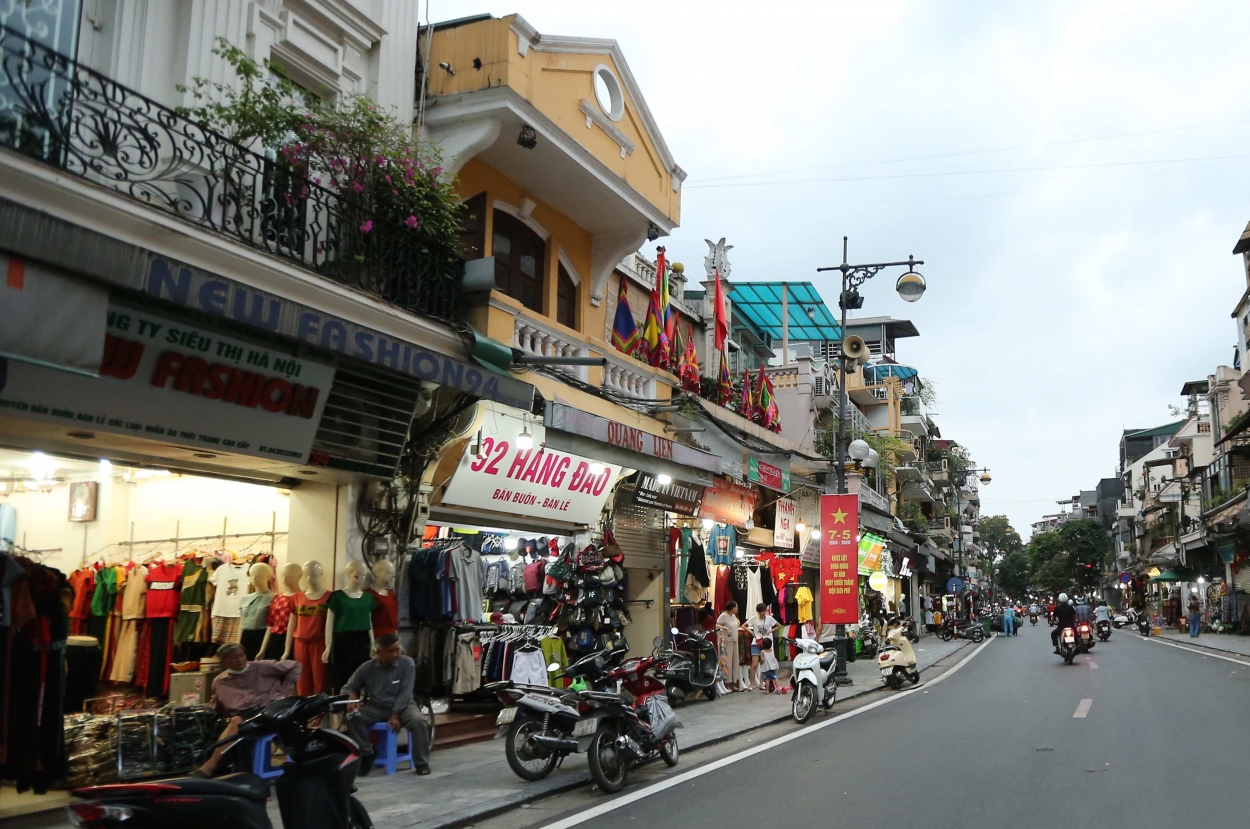 Nhiều hàng quán thuộc loại hình “dịch vụ không thiết yếu” trên phố cổ Hà Nội đã sáng đèn