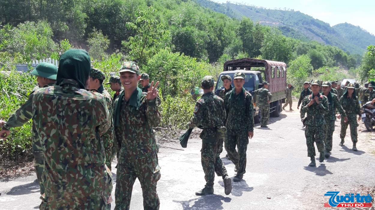 Lực lượng bộ đội của Trung đoàn 971 xuống núi sau khi phối hợp dập tắt cháy rừng tại xã Hòa Sơn (Ảnh: V.Q)