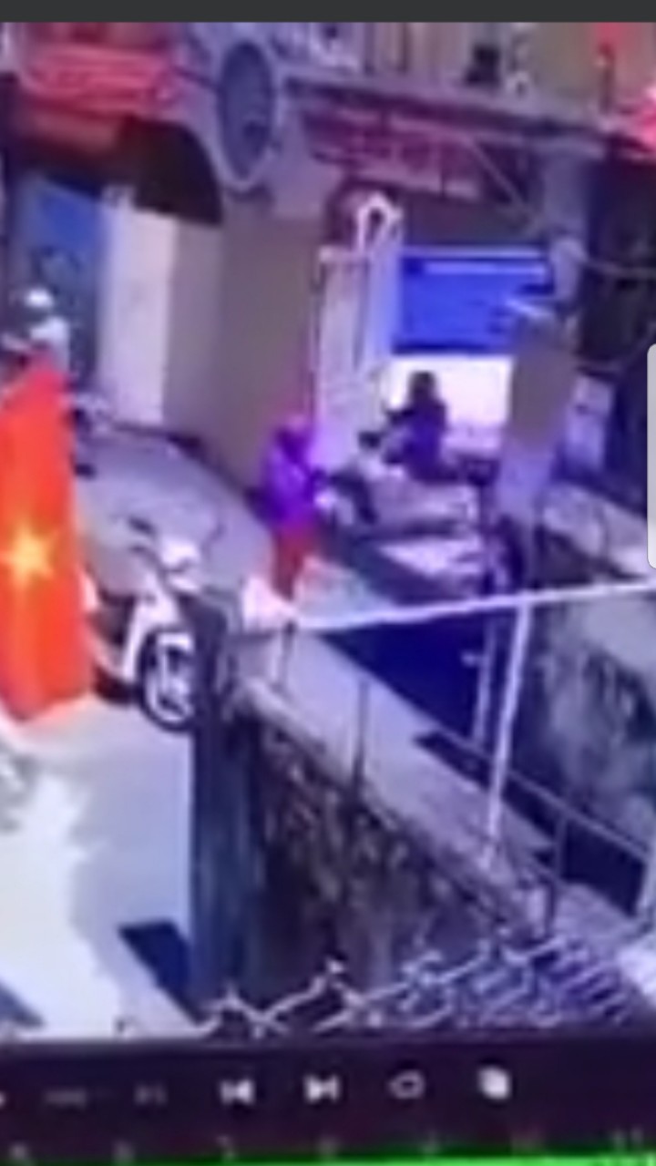 Hình ảnh được cho là chị Mai Thị Mùi và con gái trước cổng trường Tiểu học Quang Trung