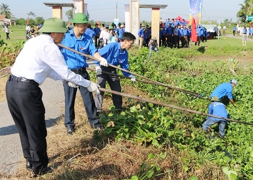 Đoàn viên thanh niên xung kích rọn vệ sinh môi trường tại huyện Thuỷ Nguyên