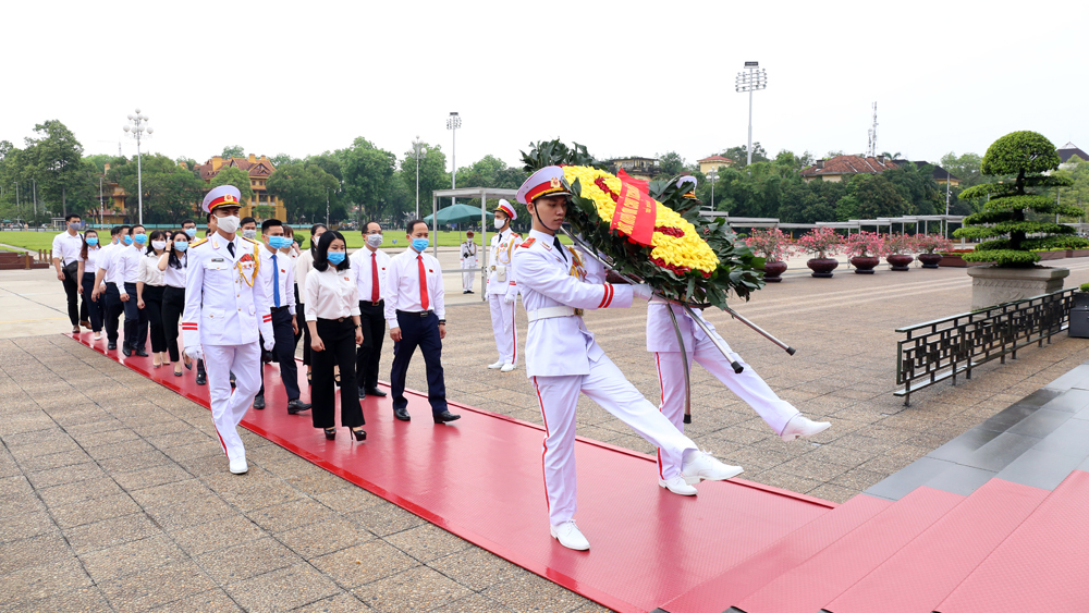 Đại biểu Đảng bộ cơ quan Thành đoàn Hà Nội vào Lăng viếng Bác