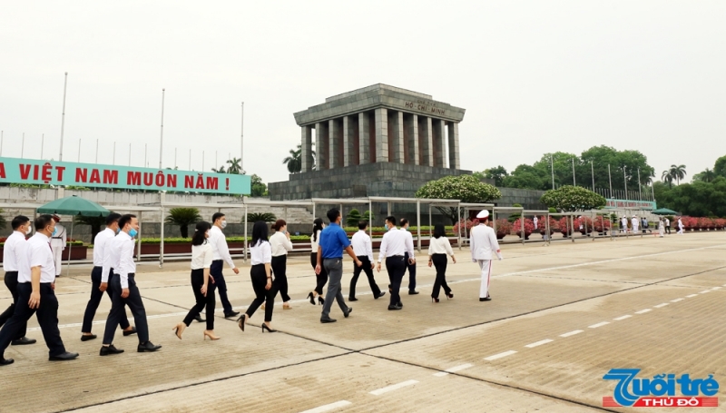 Đại biểu Đảng bộ cơ quan Thành đoàn Hà Nội vào Lăng viếng Bác