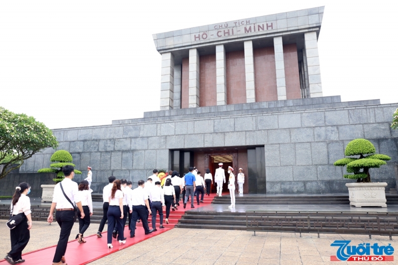 Đại biểu Đảng bộ cơ quan Thành đoàn Hà Nội vào Lăng viếng Bác