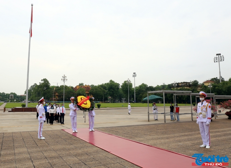 Đại biểu Đảng bộ cơ quan Thành đoàn Hà Nội vào Lăng viếng Bác