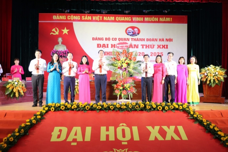 Đại hội Đảng bộ cơ quan Thành đoàn Hà Nội đón nhận hoa chúc mừng của Đảng ủy khối Các cơ quan thành phố
