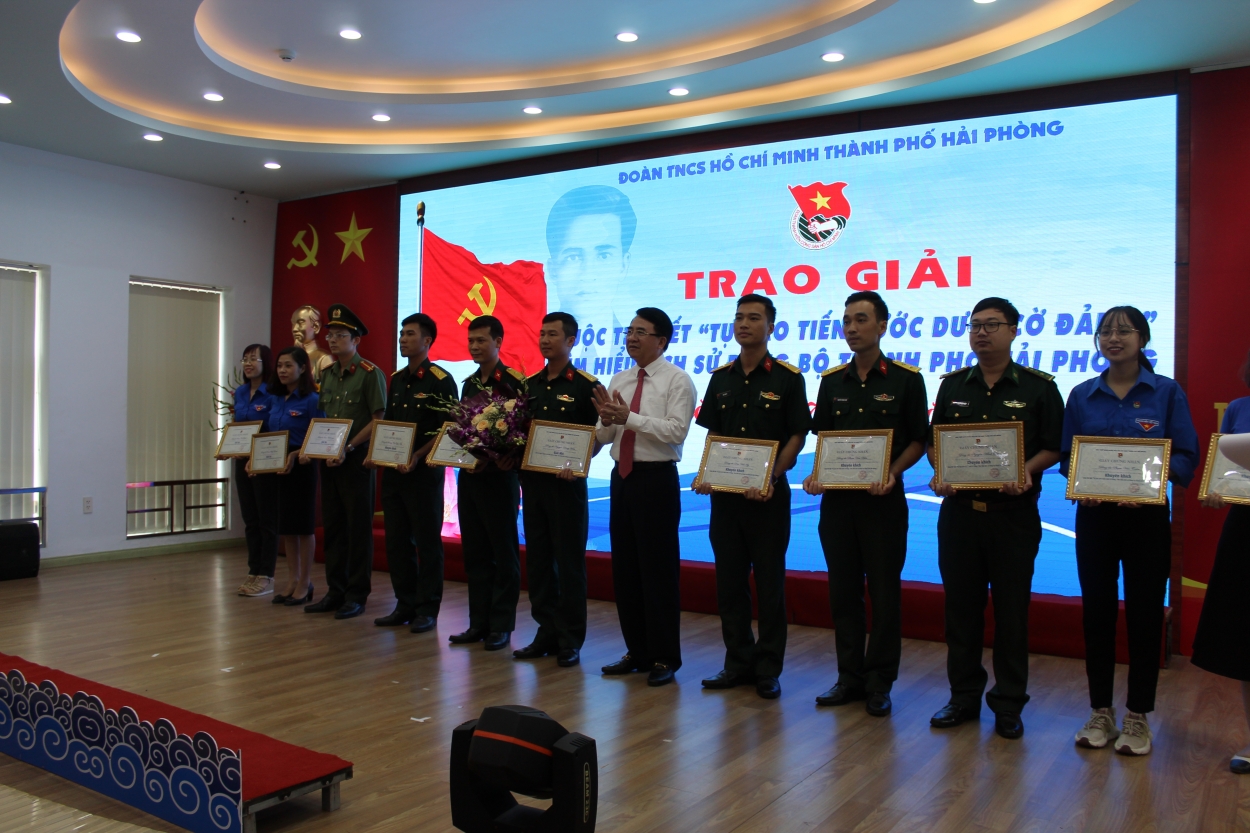 Phó Chủ tịch UBND TP Hải Phòng - Lê Khắc Nam trao giải Cuộc thi viết