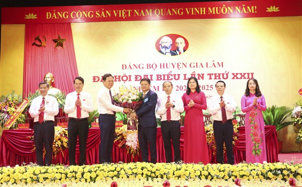 Đồng chí Vũ Đức Bảo - Ủy viên Ban Thường vụ, Trưởng ban Tổ chức Thành ủy, Tổ trưởng Tổ công tác chỉ đạo Đại hội số 6 của Thành ủy Hà Nội tặng hoa chúc mừng đồng chí Bí thư Huyện ủy Gia Lâm