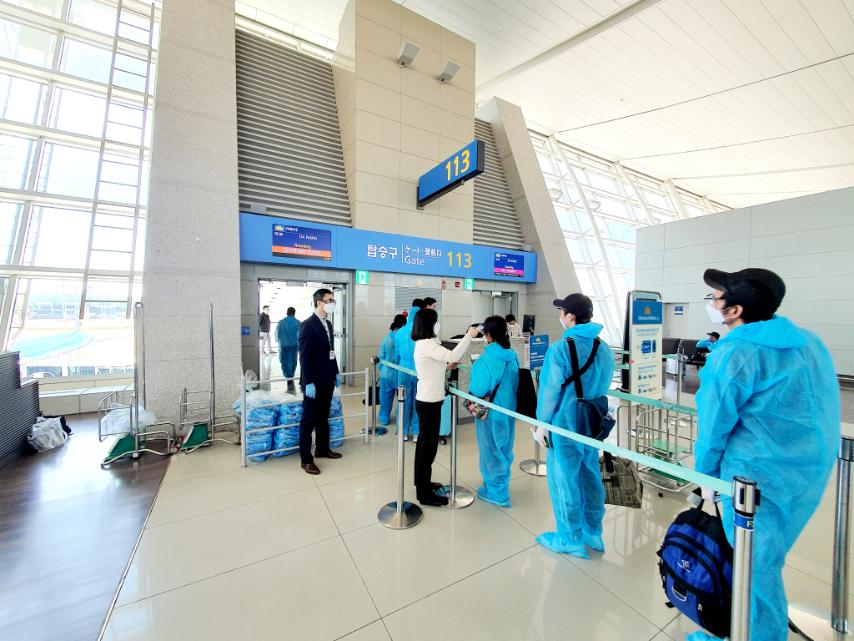 Toàn bộ hành khách được kiểm tra thân nhiệt trước khi lên máy bay