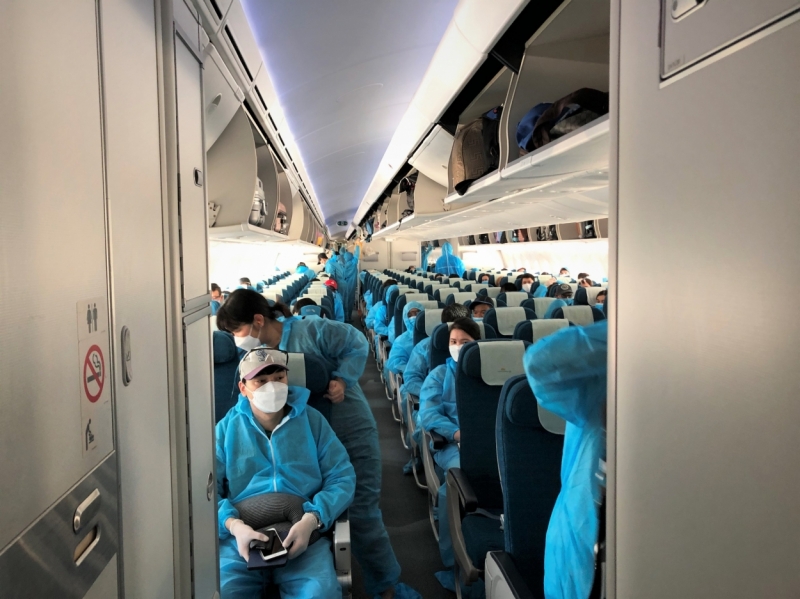 Hành khách được trang bị đồ bảo hộ y tế toàn thân trong suốt hành trình bay