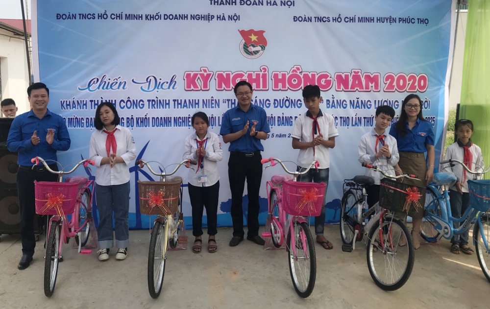 Anh Đặng Quang Hải, Bí thư Đoàn Khối Doanh nghiệp Hà Nội, chị Nguyễn ThỊ Thu Huyền, Phó Bí thư Đoàn Khối Doanh nghiệp Hà Nội và anh Hoàng Ngọc Thanh, Bí thư Huyện đoàn Phúc Thọ trao xe đạp tới các em học sinh