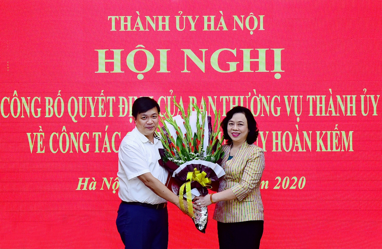 Phó Bí thư Thường trực Thành ủy Ngô Thị Thanh Hằng trao quyết định và tặng hoa chúc mừng đồng chí Nguyễn Chí Lực
