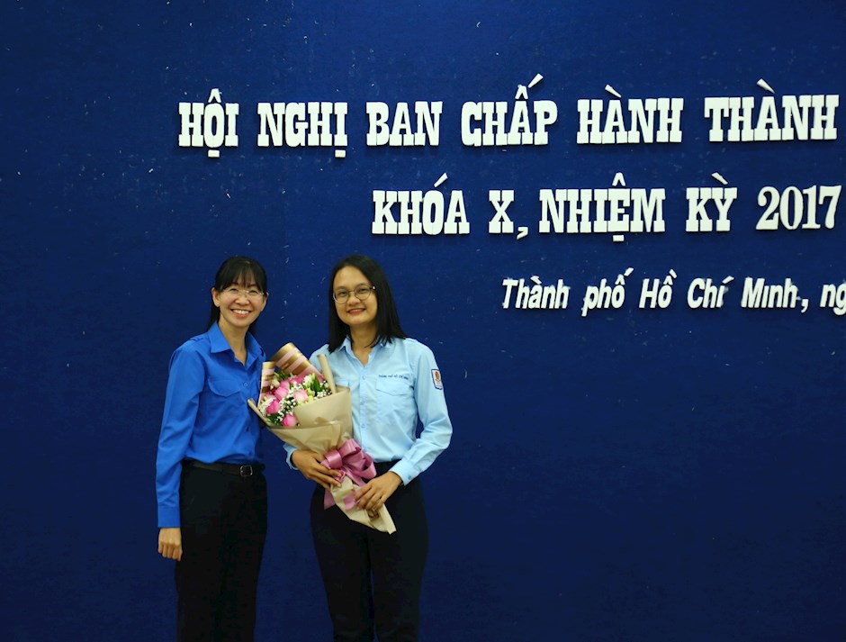 Đồng chí Trần Thu Hà (bìa phải) nhận nhiệm vụ Chủ tịch Hội đồng Đội TP HCM