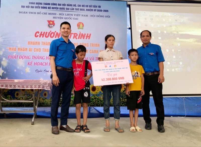 Đại diện Huyện đoàn Quốc Oai trao kinh phí xây dựng