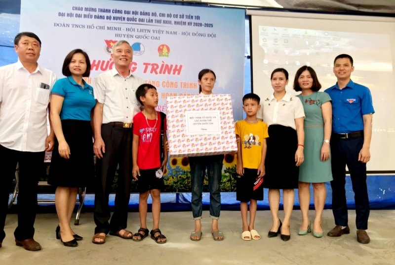Đại diện các đoàn thể trao tặng quà tới gia đình chị Hà