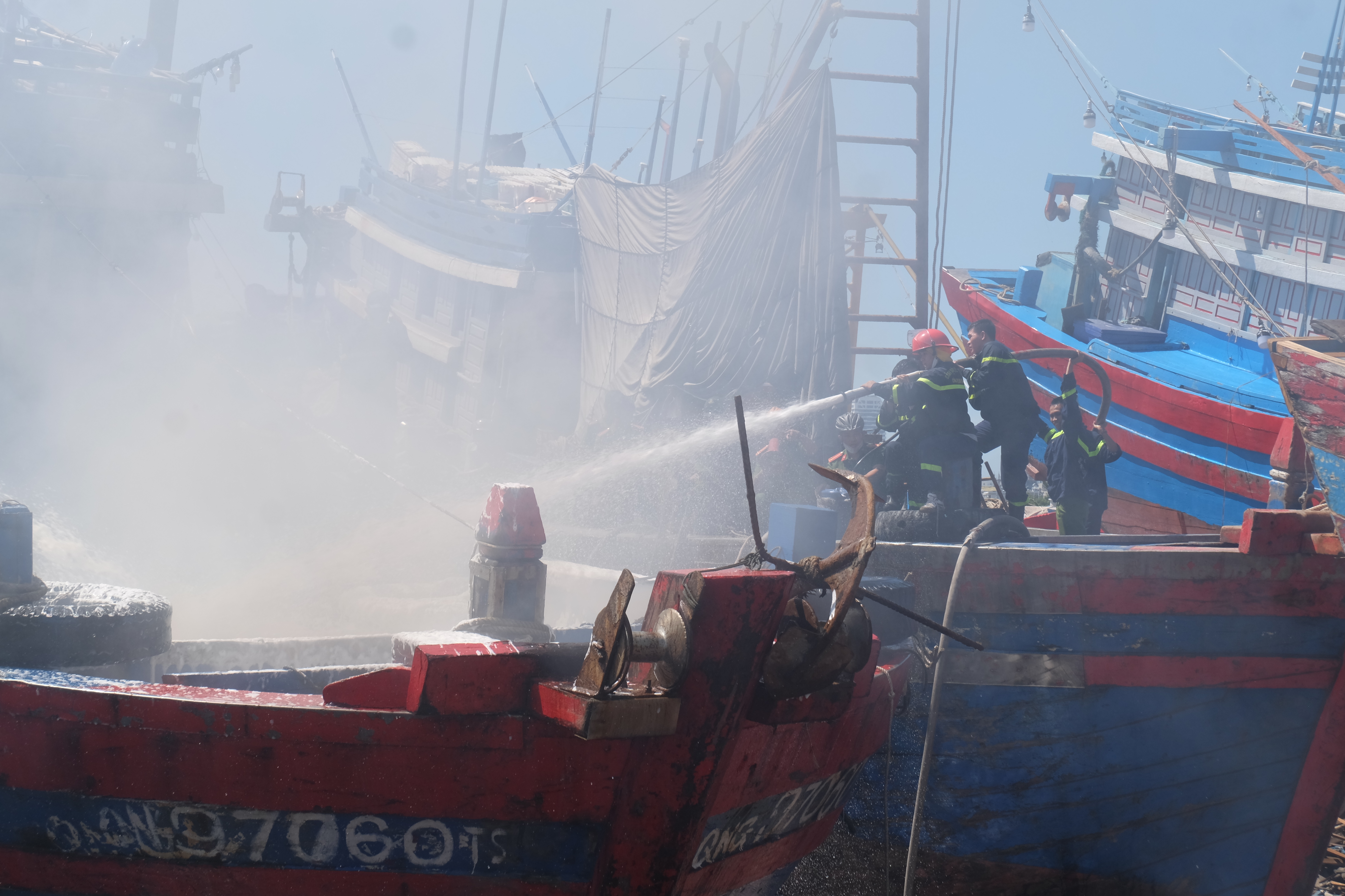 Đà Nẵng: Tàu cá bốc cháy dữ dội trong âu thuyền Thọ Quang