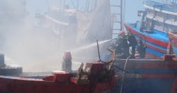 Đà Nẵng: Tàu cá bốc cháy dữ dội trong âu thuyền Thọ Quang