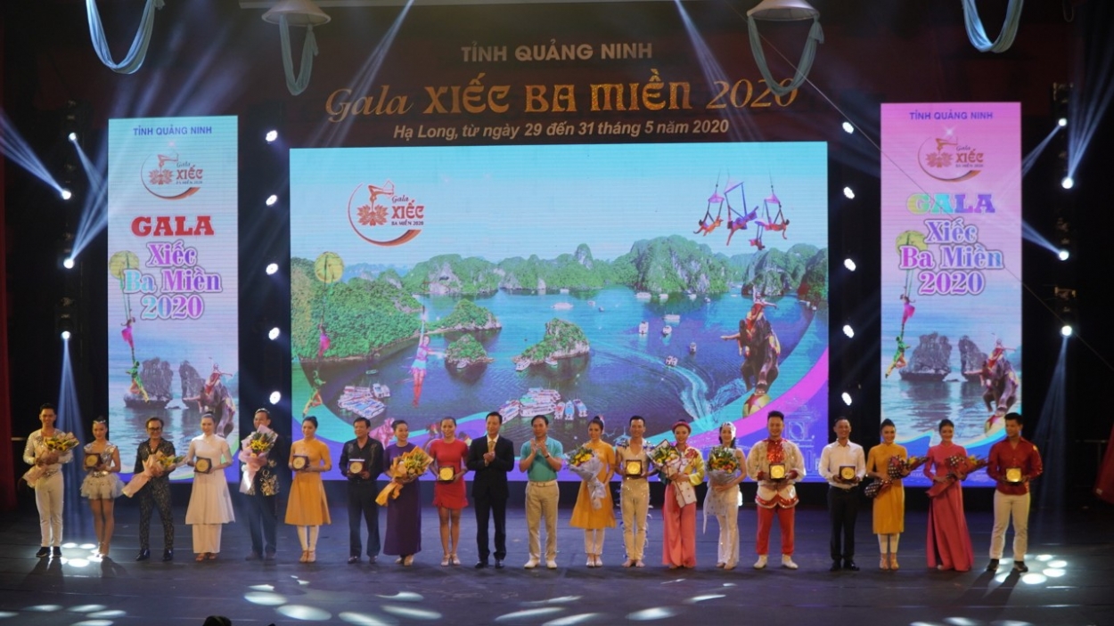 Phó Chủ tịch Thường trực UBND tỉnh Quảng Ninh Đặng Huy Hậu và lãnh đạo Liên đoàn Xiếc Việt Nam tặng hoa cảm ơn nghệ sĩ các đoàn đã tham gia chương trình