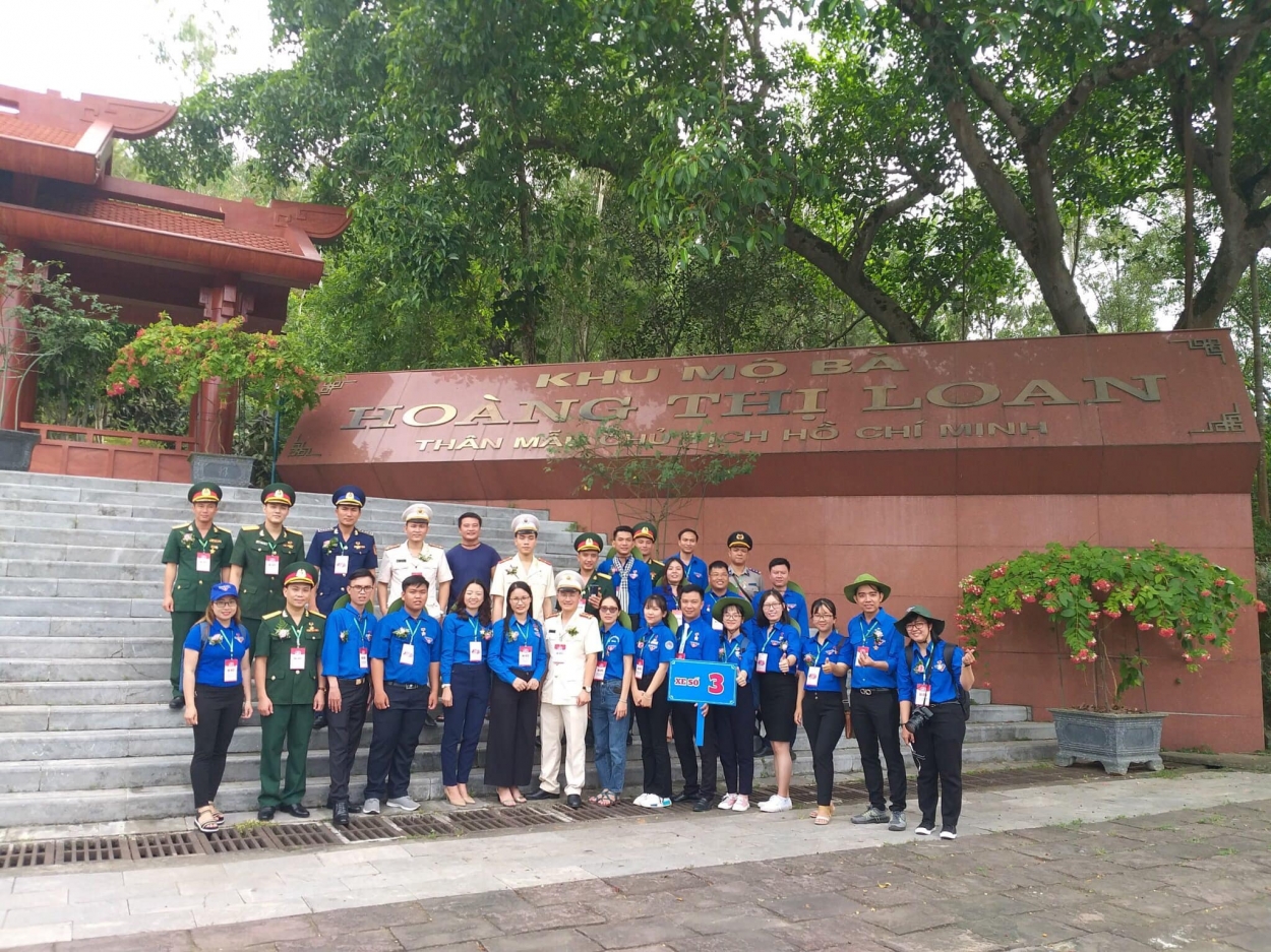 Các đại biểu dự Đại hội Thanh niên tiên tiến làm theo lời Bác lần thứ VI năm 2020 về tại khu mộ bà Hoàng Thị Loan - thân mẫu Chủ tịch Hồ Chí Minh