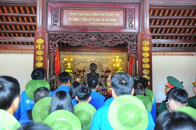 Các đại biểu thăm, dâng hương tại Nhà lưu niệm cố Tổng Bí thư Lê Hồng Phong