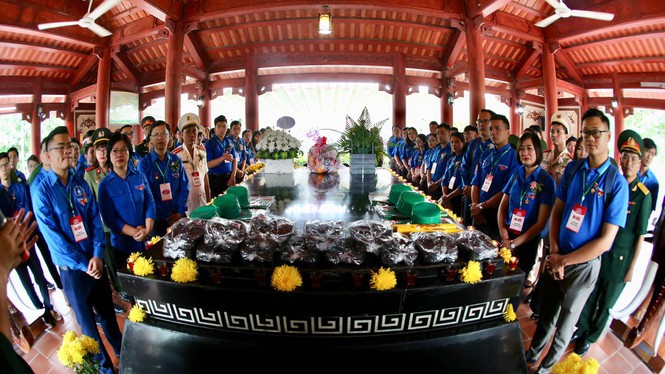 Đại diện Trung ương Đoàn, Tỉnh đoàn Nghệ An dâng hương, hoa tại Khu di tích Truông Bồn