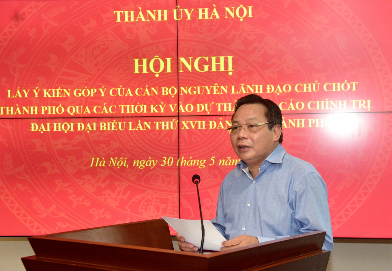 Trưởng ban Tuyên giáo Thành ủy Nguyễn Văn Phong trình bày báo cáo đề dẫn tại Hội nghị