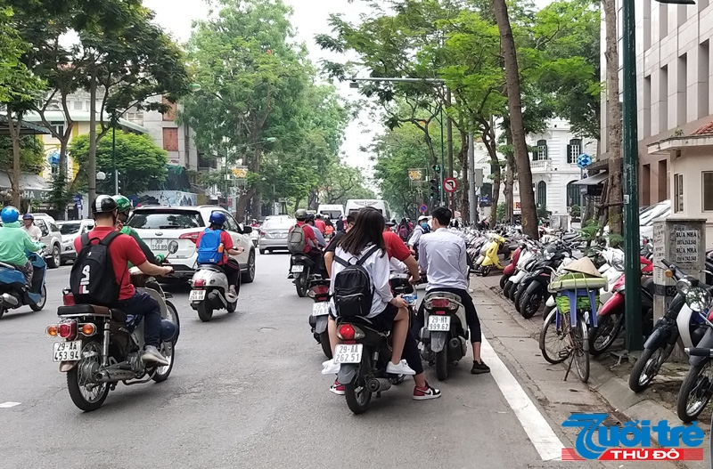 Rất nhiều học sinh vô tư điều khiển xe máy không đội mũ bảo hiểm