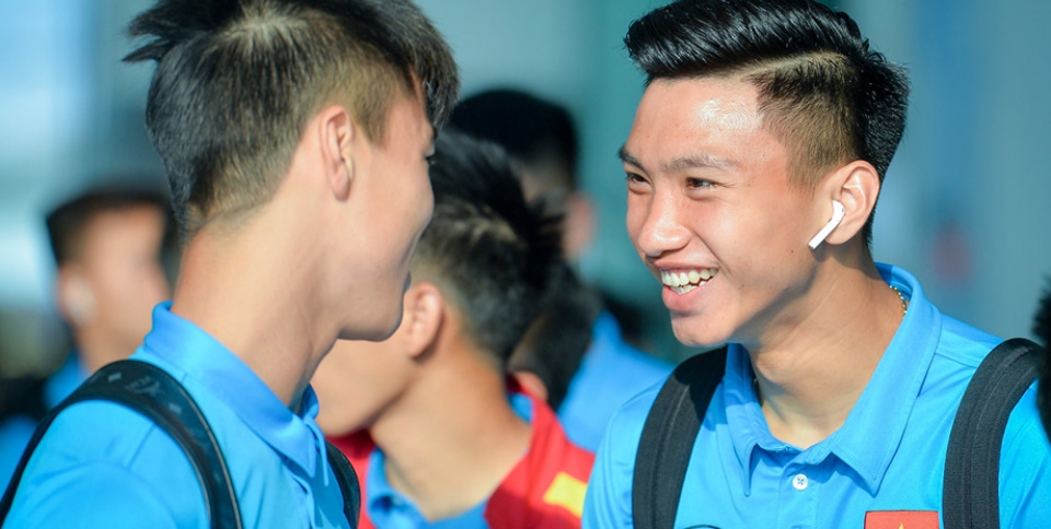 Các tuyển thủ Việt Nam vui vẻ lên đường dự AFF Cup