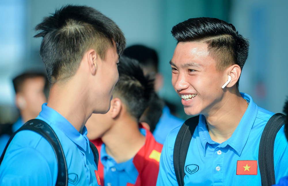 Các tuyển thủ Việt Nam vui vẻ lên đường dự AFF Cup