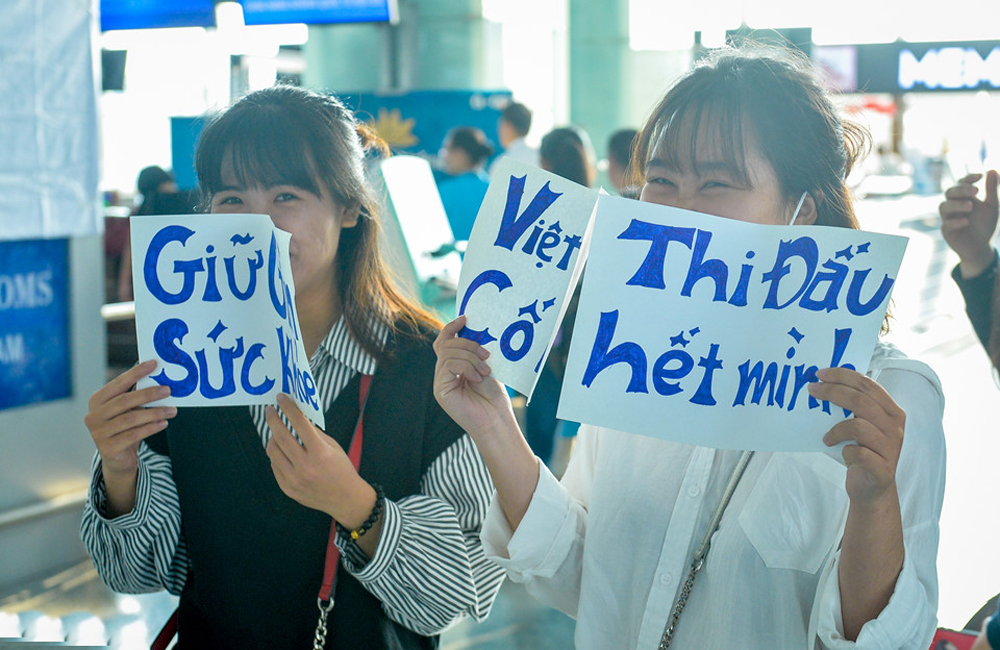 Các fan nữ không quên mang theo các tấm banner cổ vũ và gọi tên các cầu thủ mỗi khi họ đi qua.