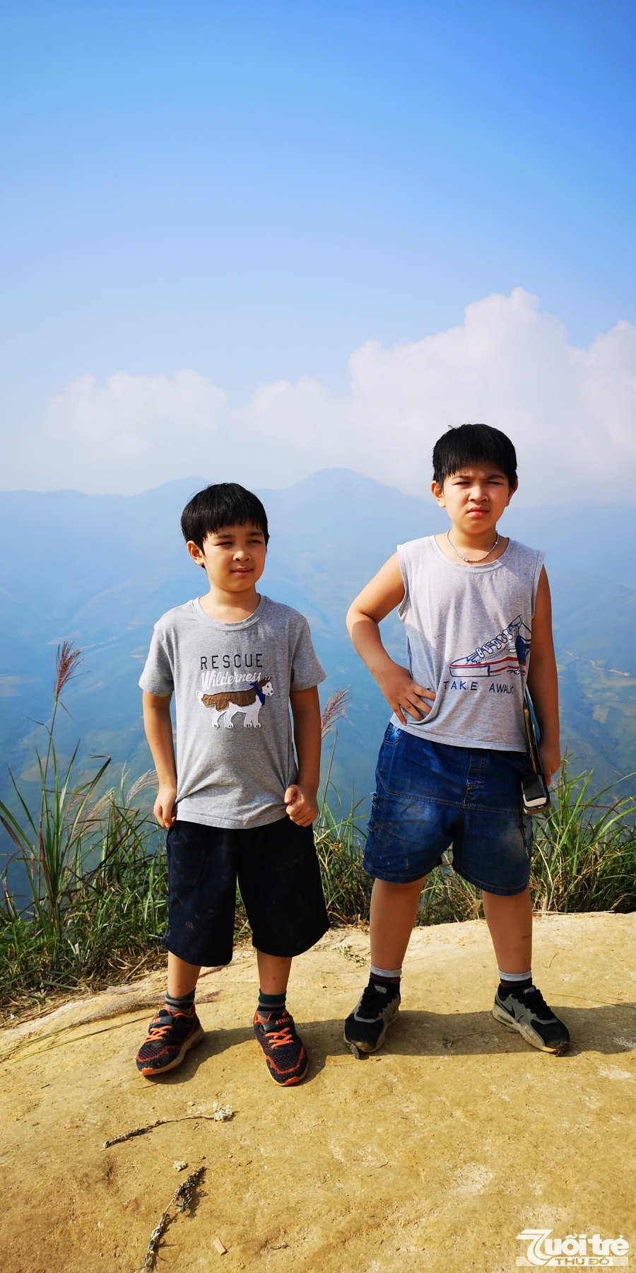 Quang Huy và Minh Đăng trên sống lưng khủng long