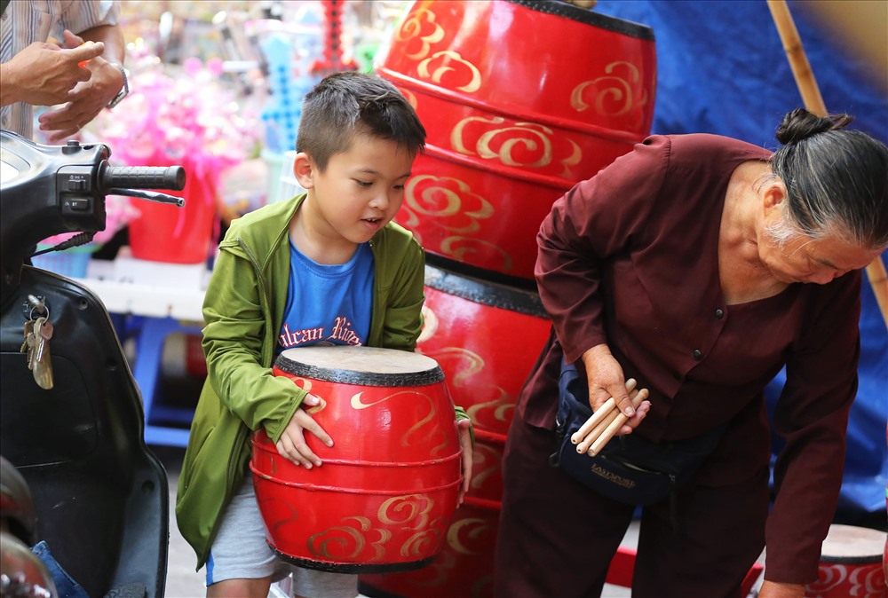 Đồ chơi truyền thống lấy lại chỗ đứng trên phố Hàng Mã mùa Trung thu