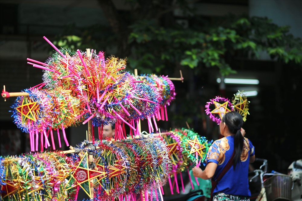 Đồ chơi truyền thống lấy lại chỗ đứng trên phố Hàng Mã mùa Trung thu