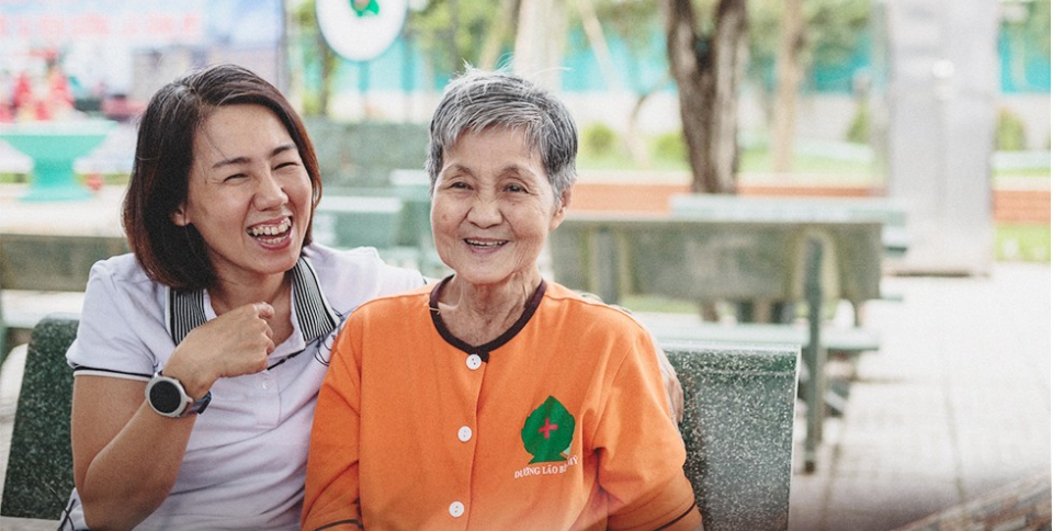 “Giờ mẹ thường quên cài nút áo, xỏ dây giày. Ăn cơm vãi đầy vạt áo. Xin con nhẫn nại chút và dịu dàng”