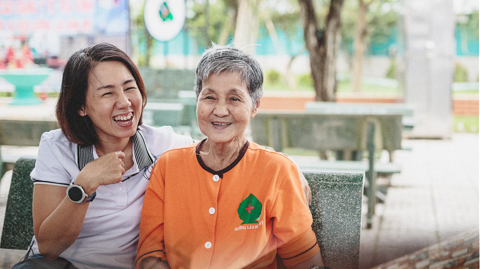 “Giờ mẹ thường quên cài nút áo, xỏ dây giày. Ăn cơm vãi đầy vạt áo. Xin con nhẫn nại chút và dịu dàng”