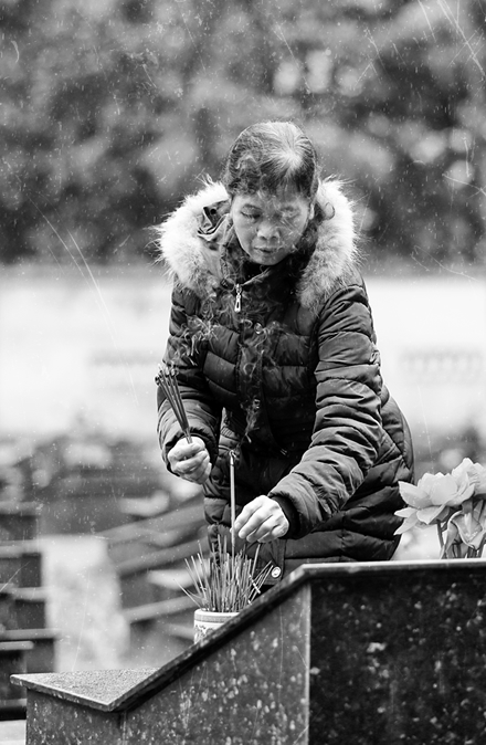 Bà Nông Thị Quyên trong nghĩa trang liệt sĩ tại Cao Bằng.