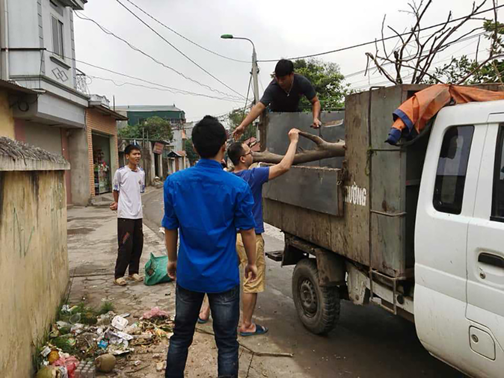 Đoàn Thanh niên xã Vĩnh Quỳnh dọn vệ sinh đường làng, ngõ xóm. Ảnh: HD