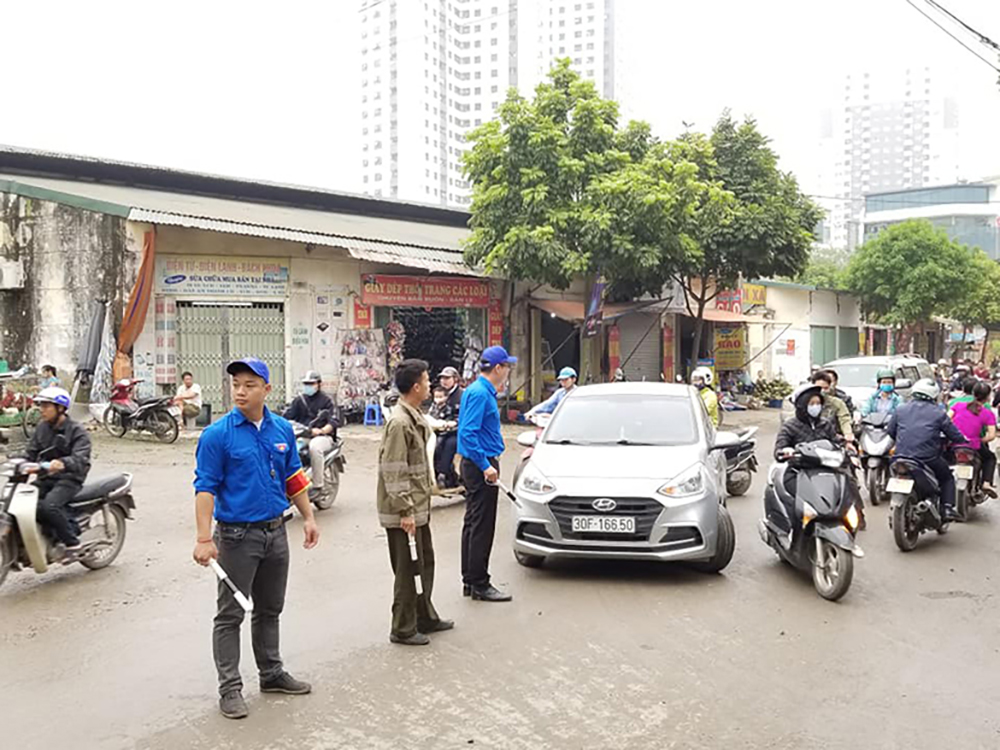 Thanh niên tham gia phân làn giao thông, tránh ùn tắc. Ảnh: HD