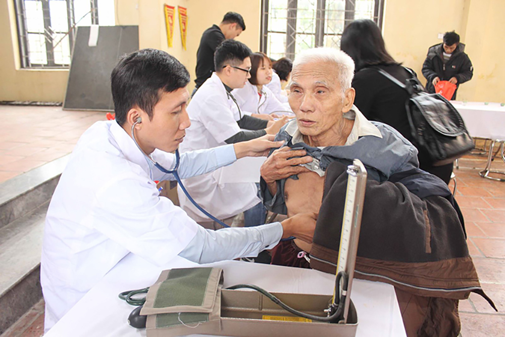Câu lạc bộ Thầy thuốc trẻ tỉnh Bắc Ninh khám sức khỏe cho các cụ già xã Trạm Lộ, huyện Thuận Thành. Ảnh: Diệp Trương/TTXVN