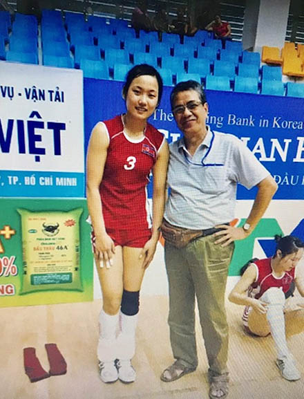 Nhà báo Nguyễn Lưu chụp ảnh cùng vận động viên bóng chuyền Jong Jin Sim.