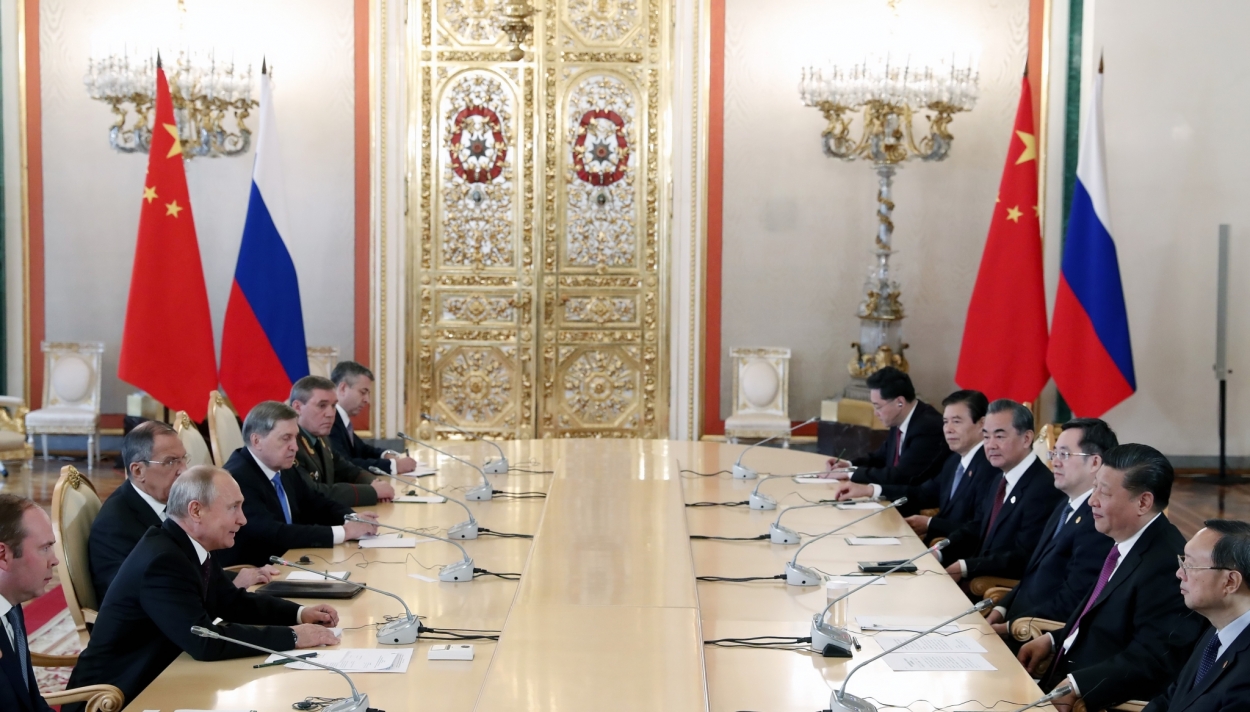 Tổng thống Nga Vladimir Putin (thứ 2 trái) và Chủ tịch Trung Quốc Tập Cận Bình (thứ 2 phải) tại cuộc gặp ở Moskva ngày 5/6. (Ảnh: AFP/TTXVN)