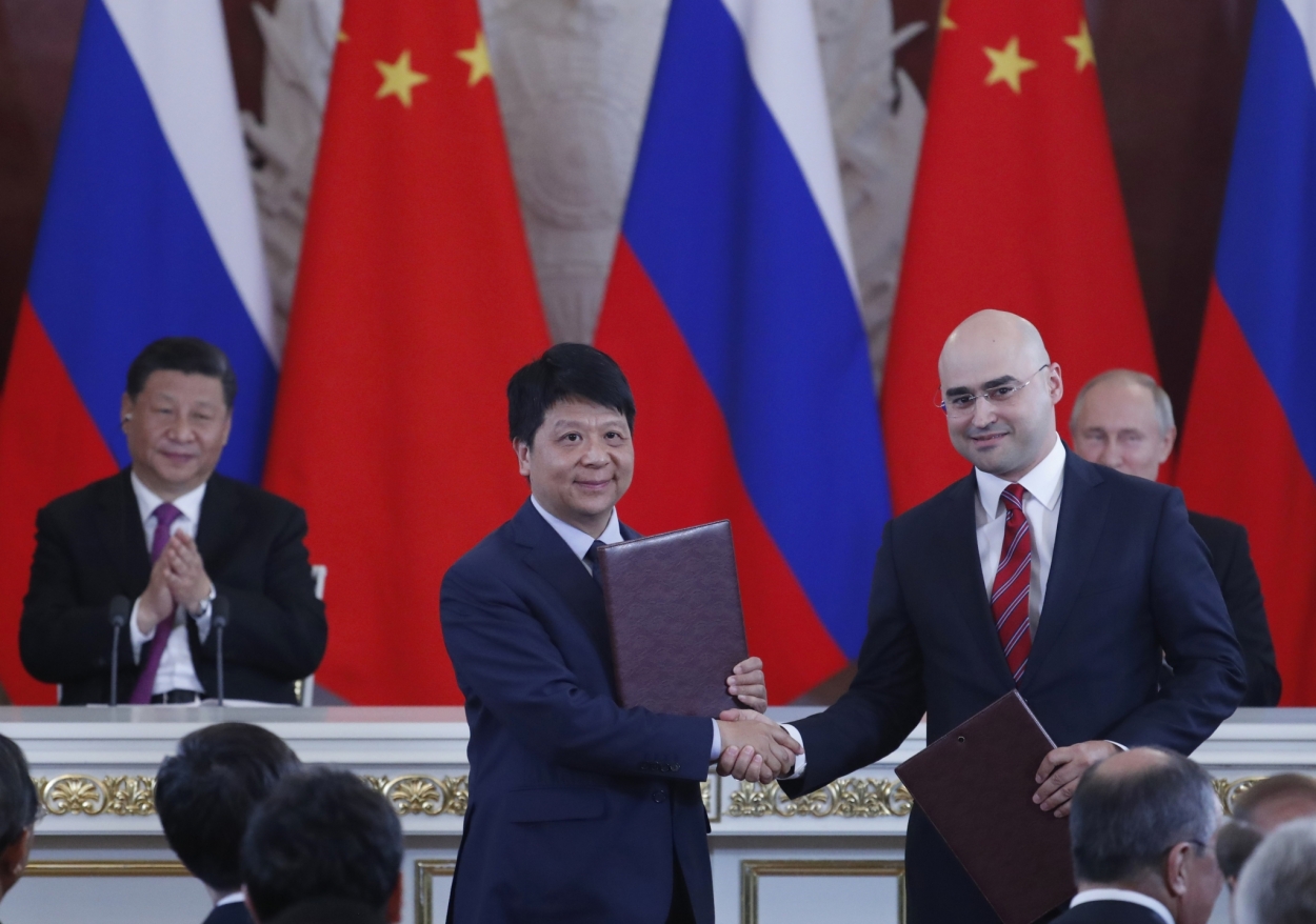 Tổng thống Nga Vladimir Putin (phải) và Chủ tịch Trung Quốc Tập Cận Bình (trái) chứng kiến lễ ký thỏa thuận hợp tác giữa Chủ tịch kiêm Giám đốc điều hành MTS Alexei Kornya (thứ 2, phải) và Chủ tịch luân phiên Huawei Quách Bình (thứ 2, trái) tại Moskva, ngày 5/6/2019. (Ảnh: AFP/TTXVN)